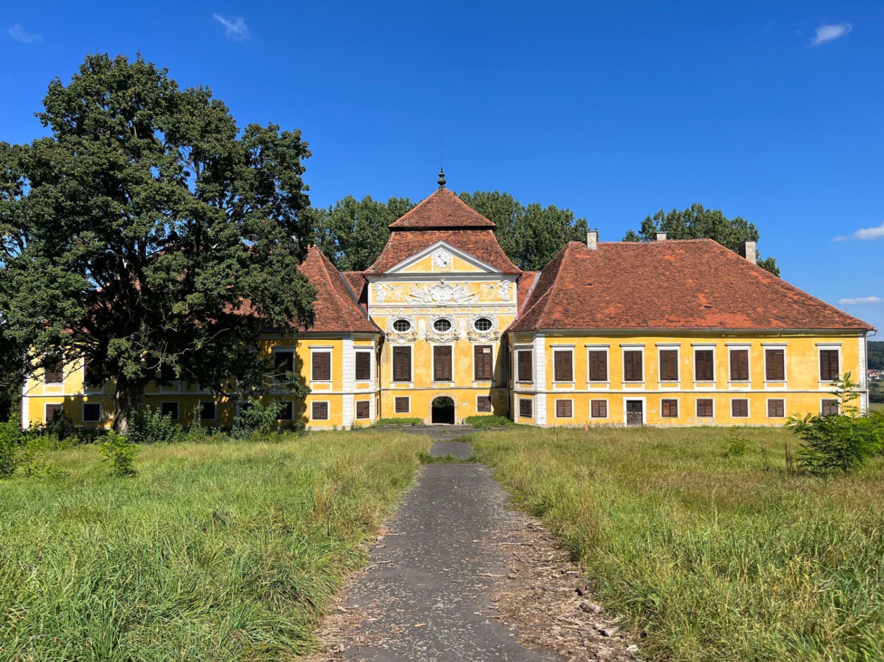 Schloss Kirchberg an der Raab, a 14th-century yellow Styrian castle with red tiled roof